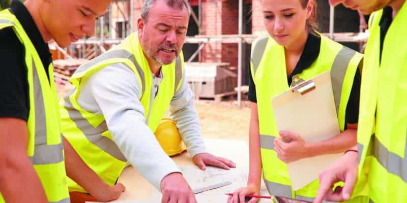 Ouvriers travaillant sur un chantier