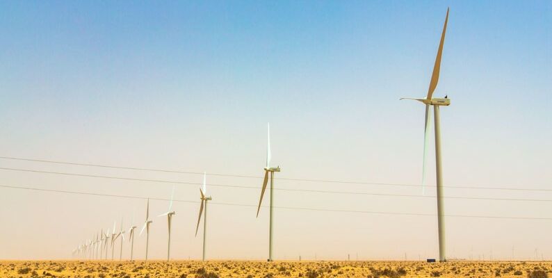 Éoliennes dans le parc de Boujdour au Maroc. © Oualid ELOUADNASSI / Alamy Banque D’Images