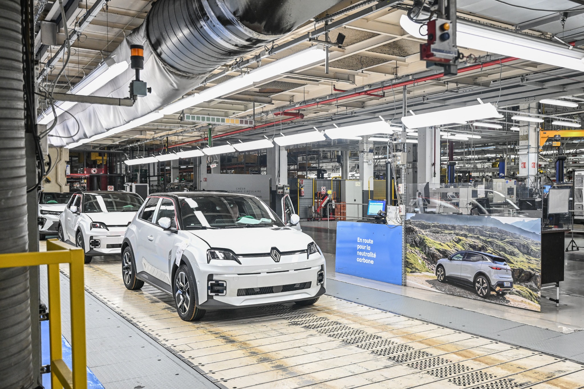 Voitures électriques Renault sur une chaîne de production