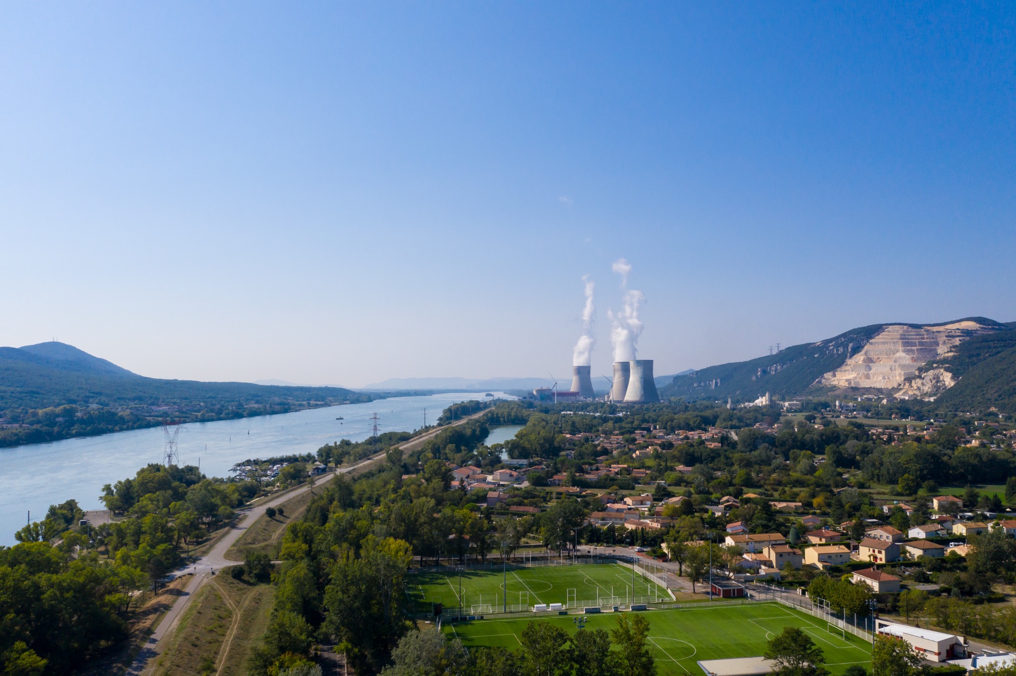 Centrale nucléaire au bord du Rhône