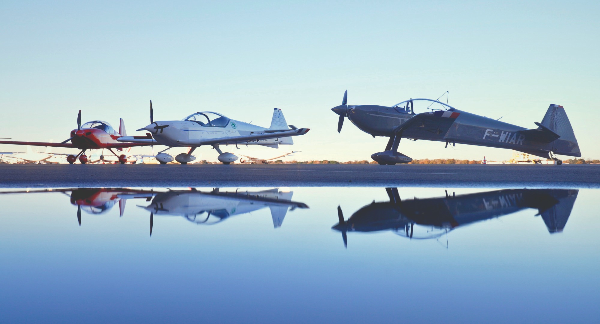 La famille de biplaces INTEGRAL sur le tarmac