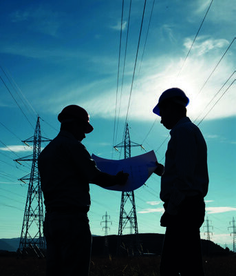 Deux professionnels devant des lignes électriques à haute tension
