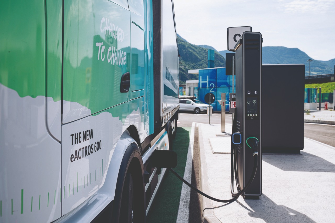 Camion électrique raccordé à une borne de recharge Alpitronic