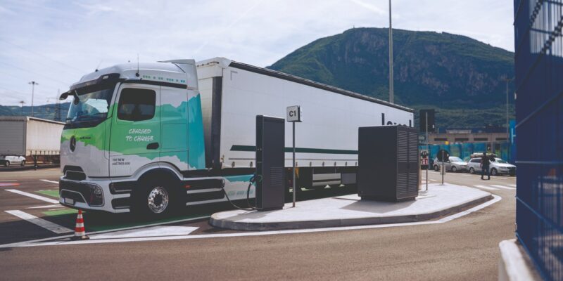 Station de recharge rapide sur autoroute pour poids lourds